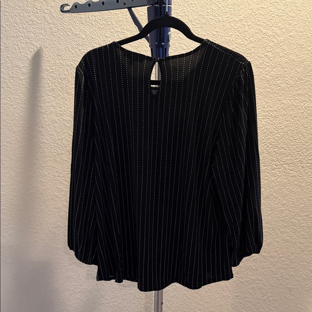 Adrianna Papell NWT Elegant Black Pinstripe Blouse. Size XL - Picture 3 of 5